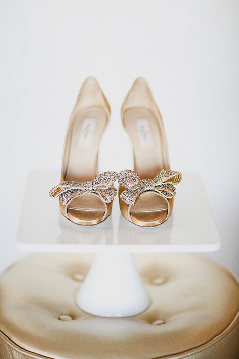 Элегантные туфли в золотом цвете с открытым носом