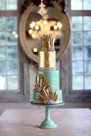 Оригинальный свадебный торт с золотым оформлением