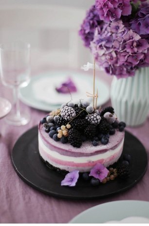 Торт с замороженными лесными ягодами