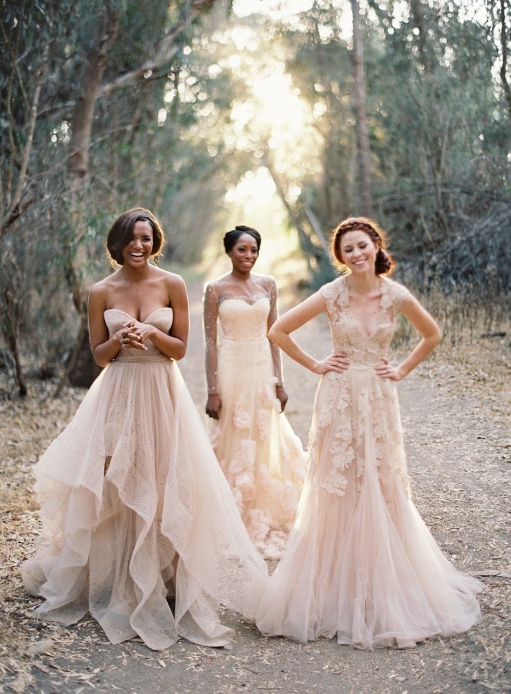 Подружки невесты в платьях бежевого цвета