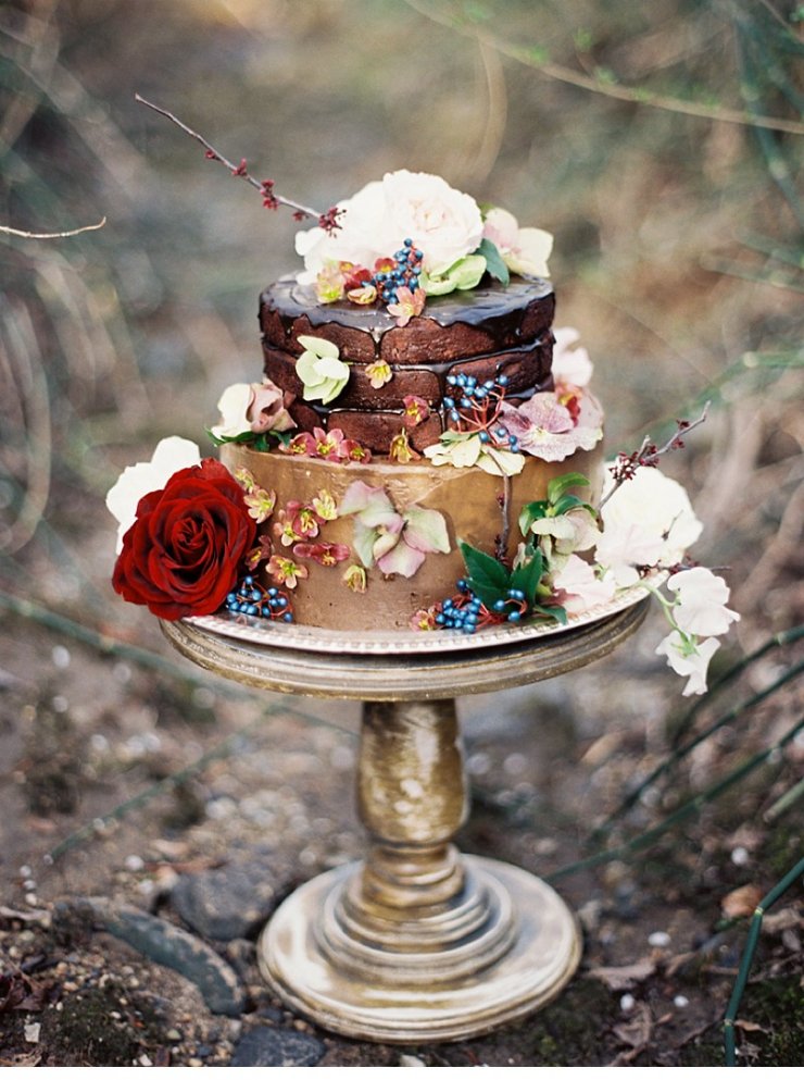 Шикарный торт в золотом цвете украшенный розами