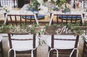 Таблички с надписями «Mrs» и «Mr» на стульях