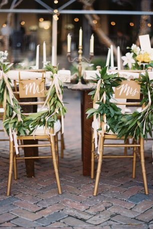 Красивый декор стульев для жениха и невесты