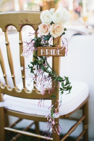 Декор стула для невесты цветами