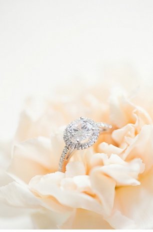 Обручальное кольцо в распущенном цветке