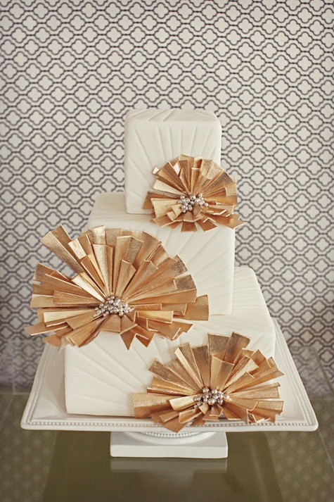 Свадебный торт, украшенный веерами