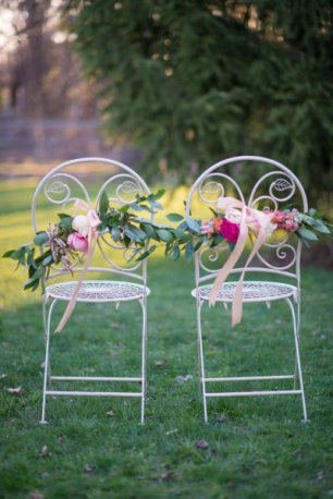 Декор стульев живыми цветами 