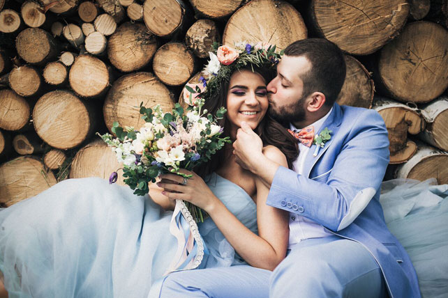 Рустикальная свадьба в пастельных тонах, жених целует невесту