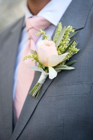 Роза в свадебной бутоньерки жениха