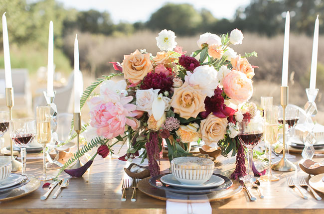 Букет цветов на свадебном столе