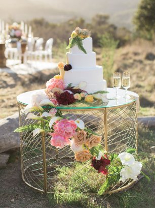 Торт на столе украшенным цветами