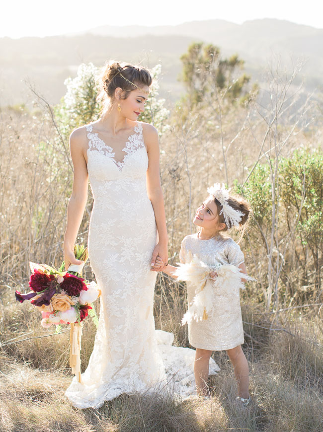 Невеста под руку с маленькой цветочной девочкой