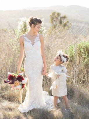 Невеста под руку с маленькой цветочной девочкой