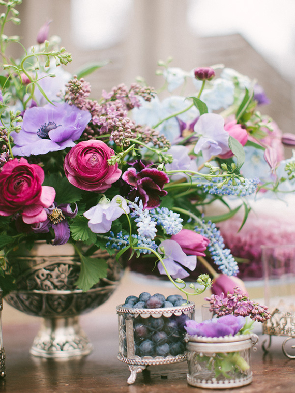 Серебряная ваза с цветами в декоре свадебного стола