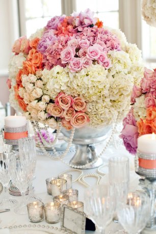Шикарное оформление свадебного стола розами разных цветов