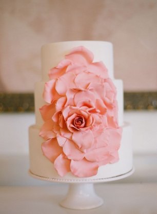 Восхитительный свадебный торт с большим цветком