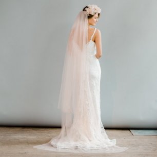 Платье невесты с венком и длинной невесомой фатой