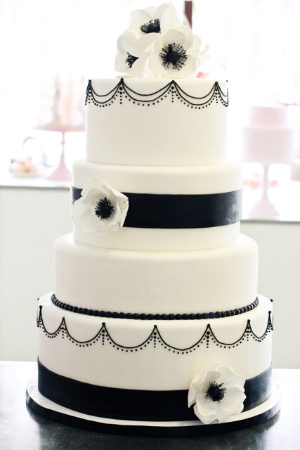 Свадебный торт с лентами, цветами и гриляндами