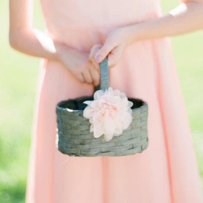 Платье подружки невесты и цветок в маленькой корзинке как букет