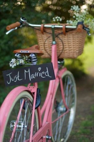 Розовый велосипед с табличкой "Молодожены" для свадебной фотосессии