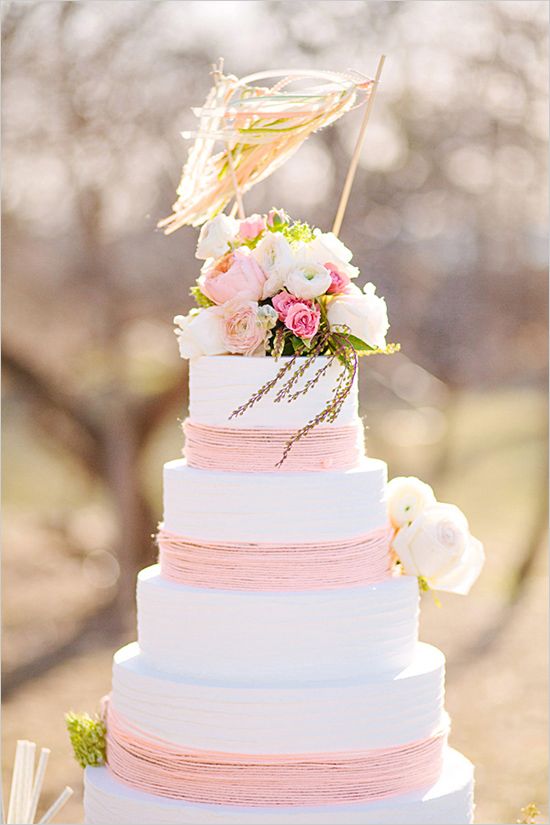 Свадебный торт с цветами и фигурками из бумаги
