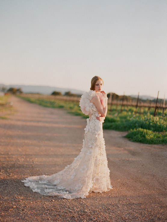 Платье невесты сложной фактуры с длинным щлейфом