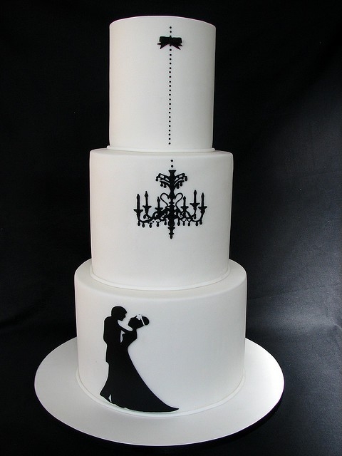 Свадебный торт с украшением в виде силуэтов молодоженов