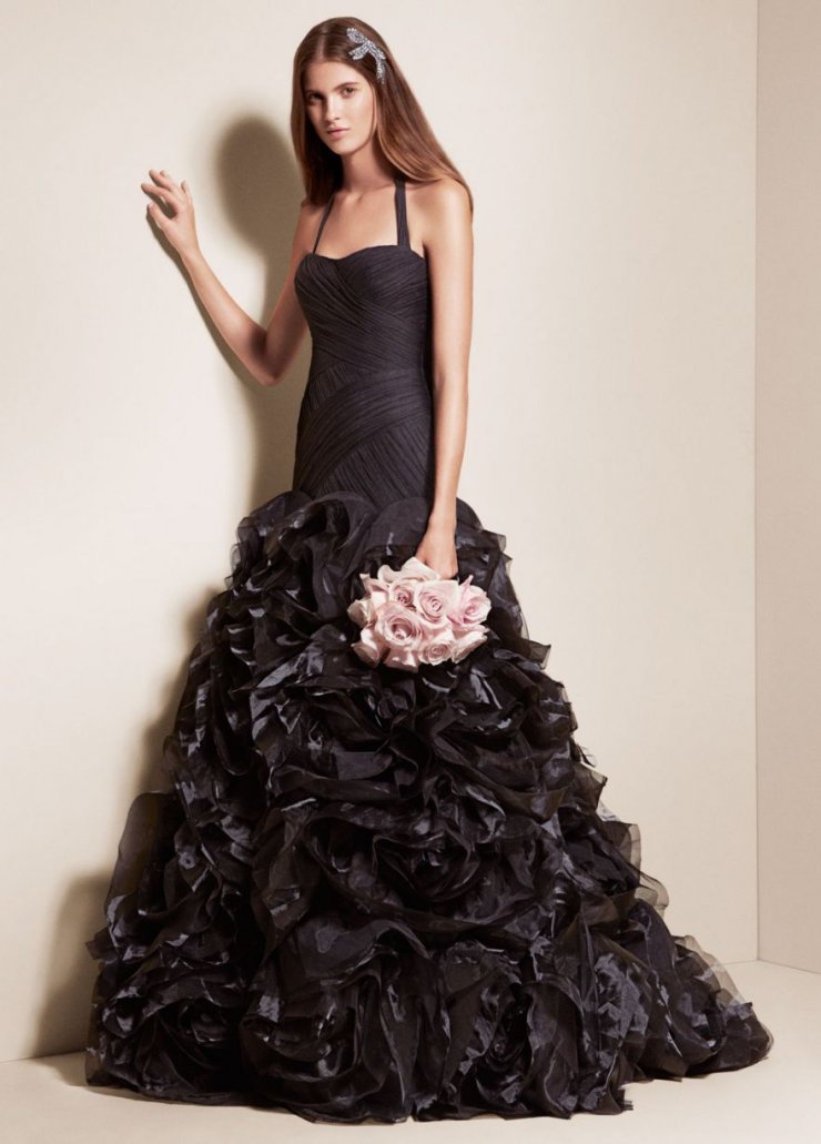 Угольно-черное платье невесты с удлиненным корсетом