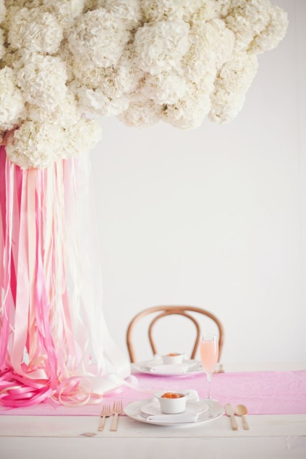Оформление свадебного стола: облако из цветов и атласные ленты