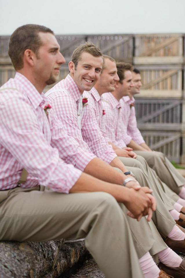 Образы друзей жениха:розовые акценты на рубашках и носках