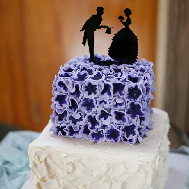 Свадебный торт с фигурками в виде силуэтов пары