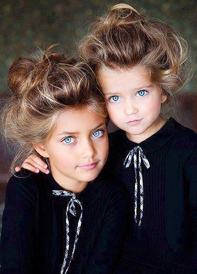 Цветочные девочки с одинаковыми прическами