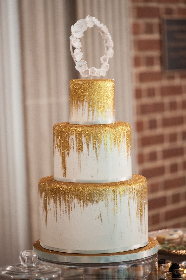 Свадебный торт с мерцающим оформлением и венком наверху