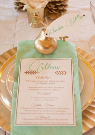 Оформление свадебного стола:меню и банкетная карточка в виде груши