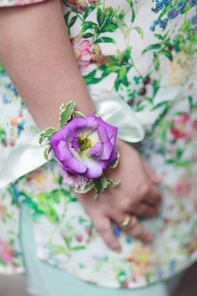 Браслет на руку для подружки невесты из живого цветка и шелковой ленты