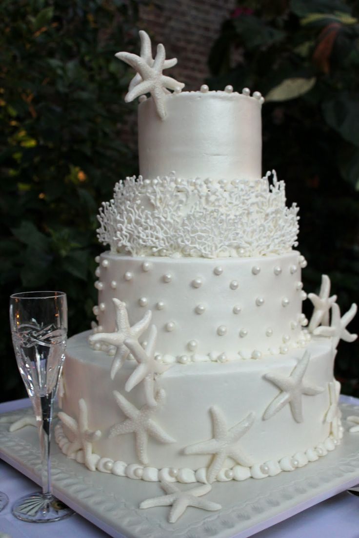 Свадебный торт с украшениями на морскую тематику