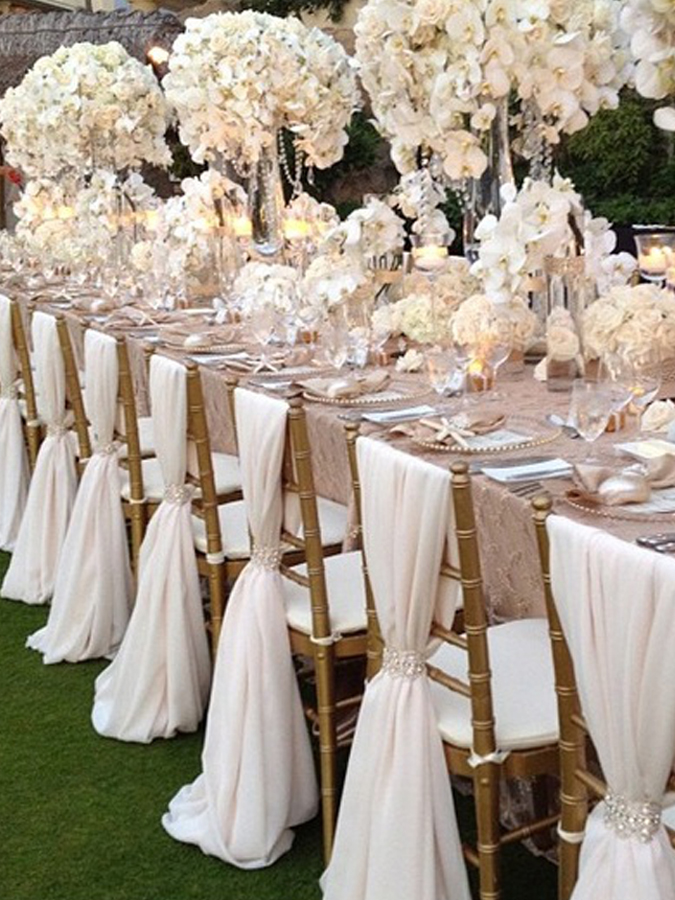 Элегантное оформление свадебного стола цветами и стеклянными бусами