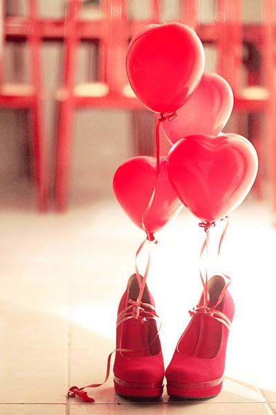 Воздушные шары как декор свадебной фотосессии и туфли невесты на платформе