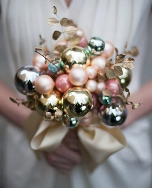 Нестандартный букет невесты из пластиковых шаров