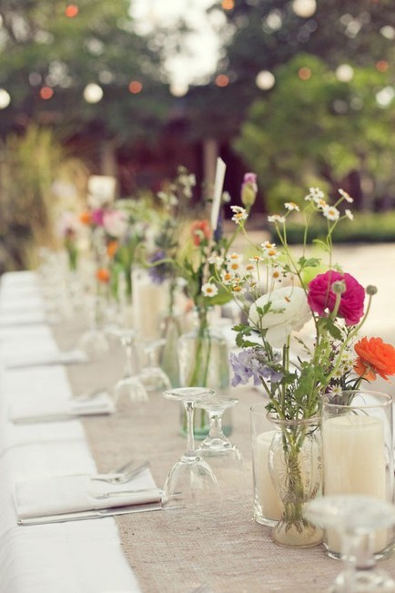 Оформление свадебного стола полевыми цветами