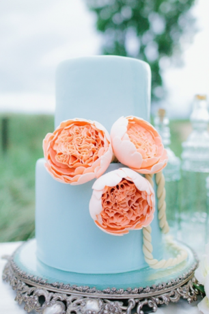 Свадебный торт,украшенный крупными цветами