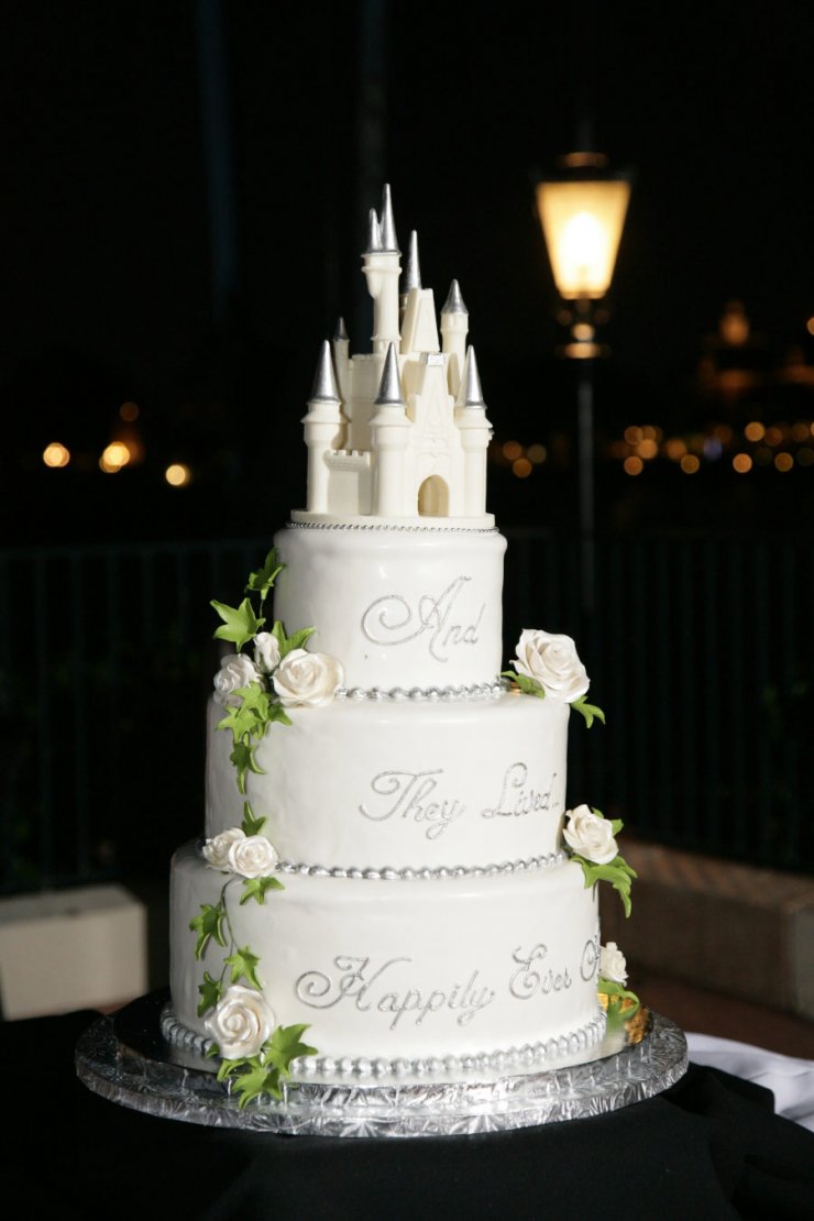 Сказочный свадебный торт с фигурным замком