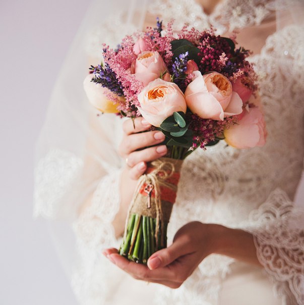 Букет невест с украшением в виде ключика
