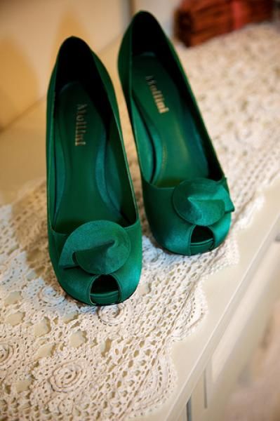 Туфли невесты с декоративным элементом