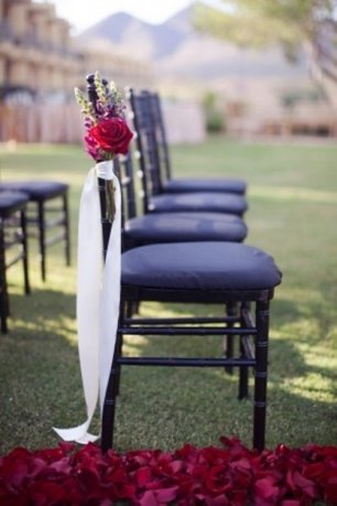 Декор стульев из живых цветов
