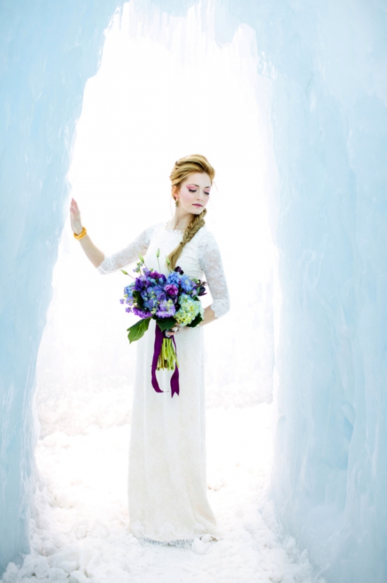 Образ невесты: белое платье в пол и букет из цветов с длинным стеблями