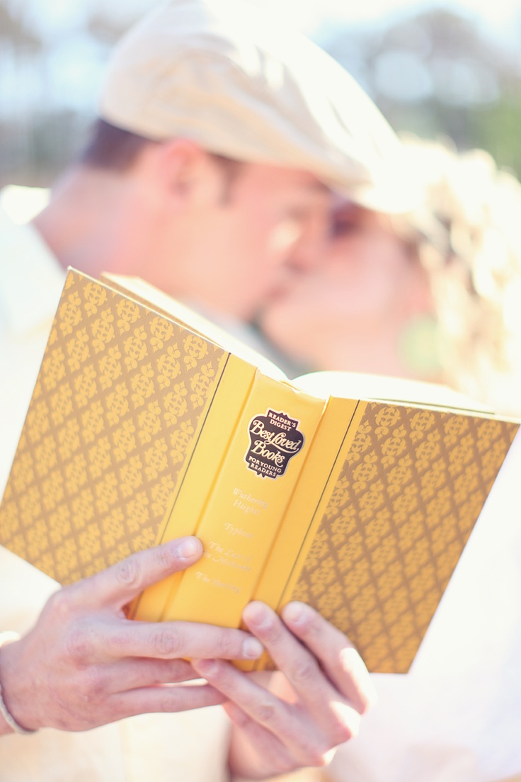 Книга - оригинальная деталь свадебной фотосессии
