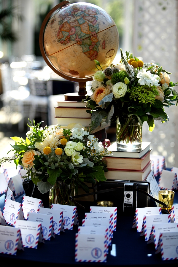 Неожиданное оформление стола: глобус, цветы и книги