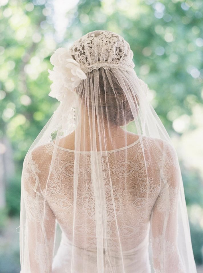 Винтажный образ невесты:чепец с цветком,длинная фата и кружевное платье