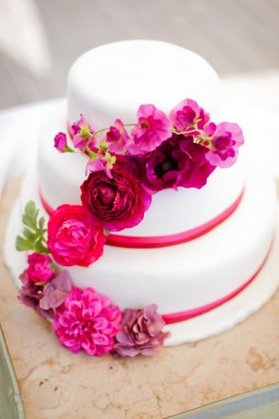 Свадебный торт, украшенный свежими цветами
